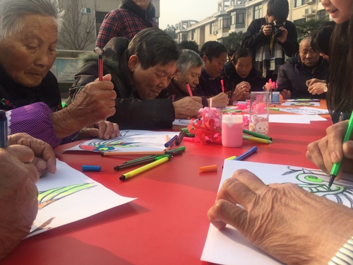 Organize a workshop and draw with elderly in Hubei, China